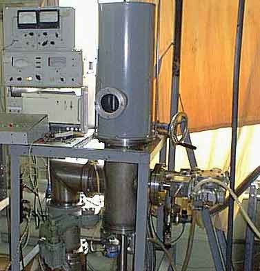 Installation for the vacuum deposition of thin metallized coatings on the inner surfaces of the chambers