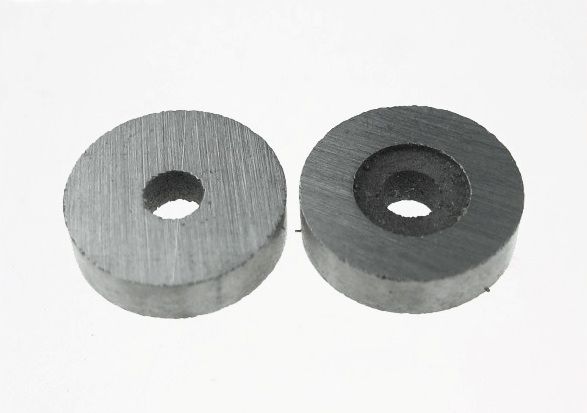 Magnet bubuk disinter dari logam tanah jarang