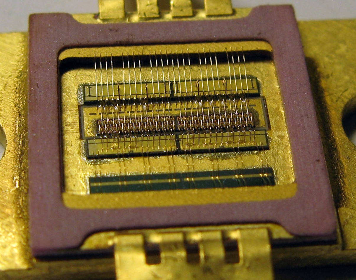 Bipolar berdenyut transistor microwave