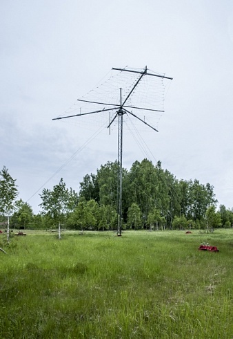 Antena penerima-transmisi log-periodik yang berputar 