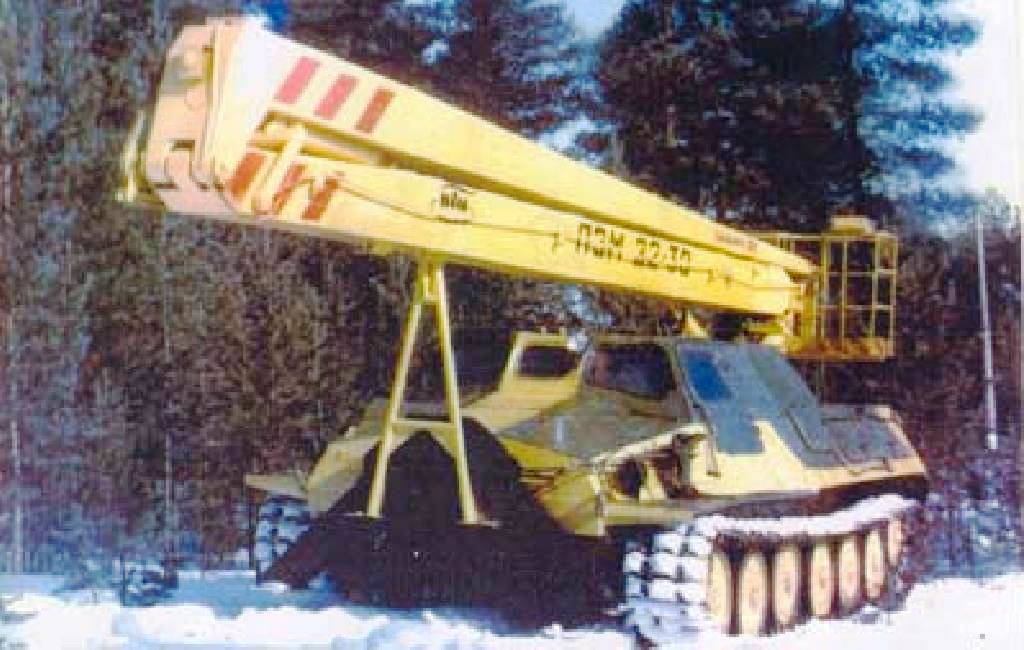 Гусеничный транспортер-тягач ГТ-ТБ с вышкой подъемником