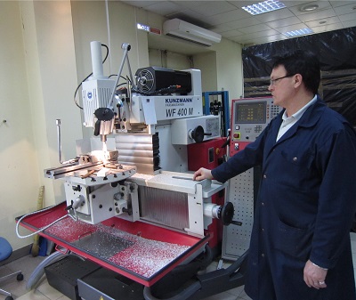 Pemrosesan milling menggunakan mesin milling universal dengan DRO 