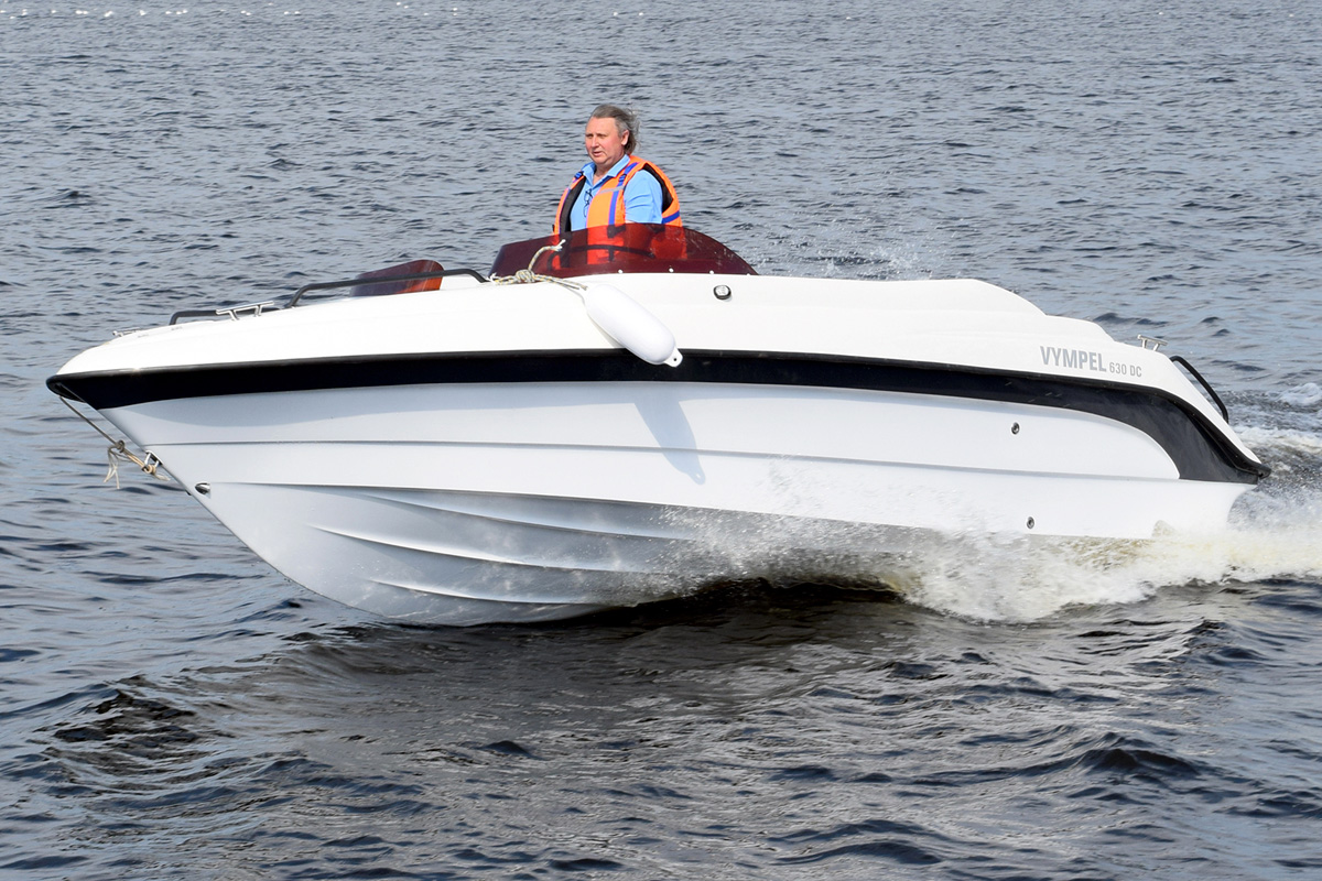 Walking composite boat Vympel 630 DC