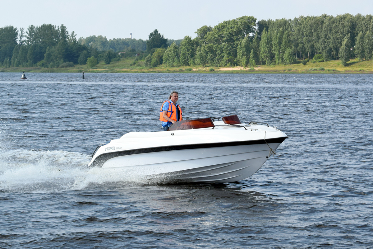 Прогулочный композитный катер Vympel 630 DC