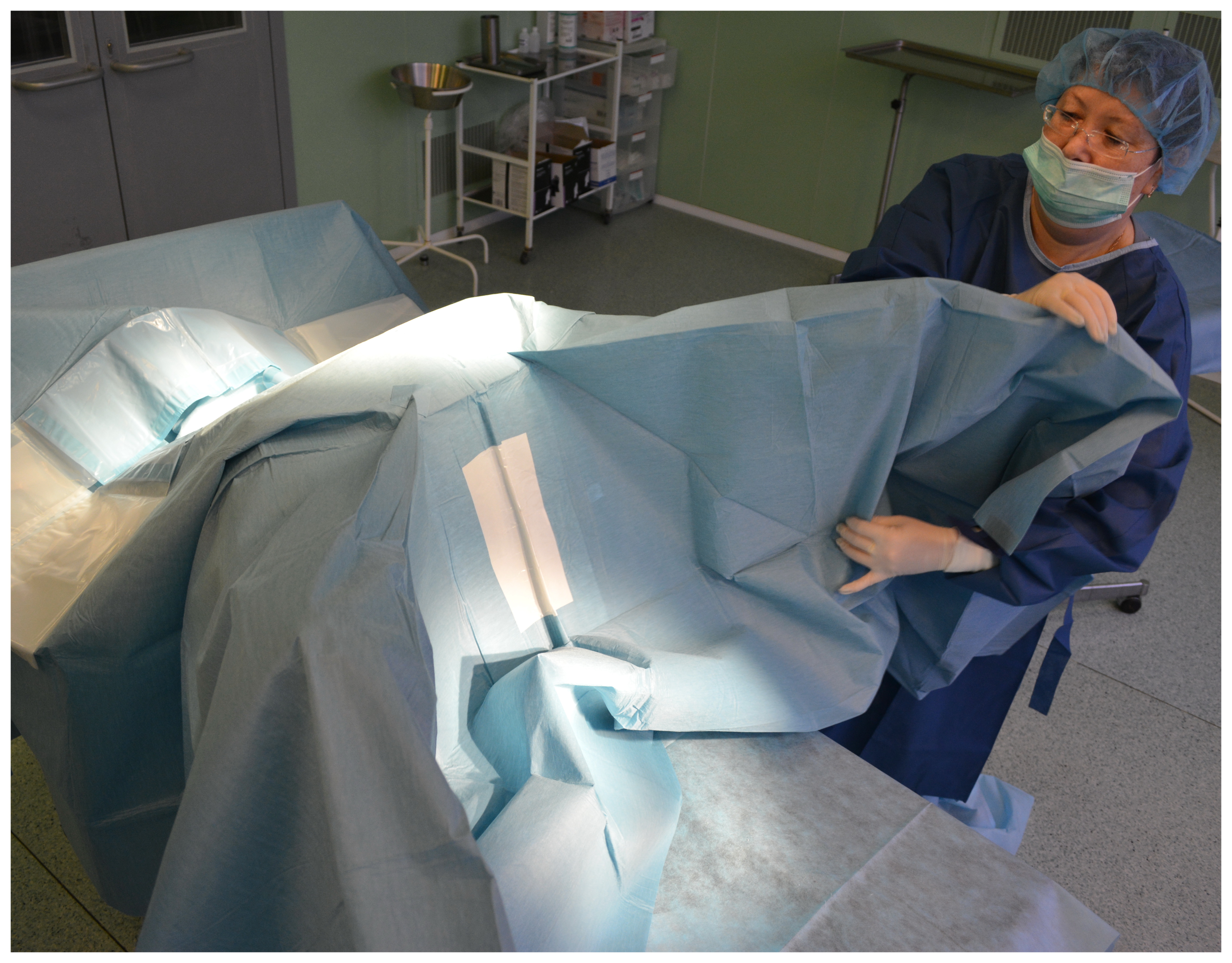 BED SHEET WITH ABDOMINO-PERINEAL ACCESS