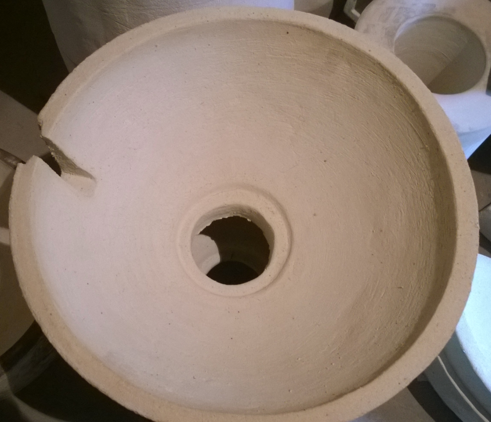 A bowl of alundum mass with a diameter of 670 mm