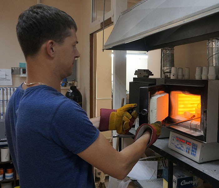 Centrifugal and vacuum casting of dental products