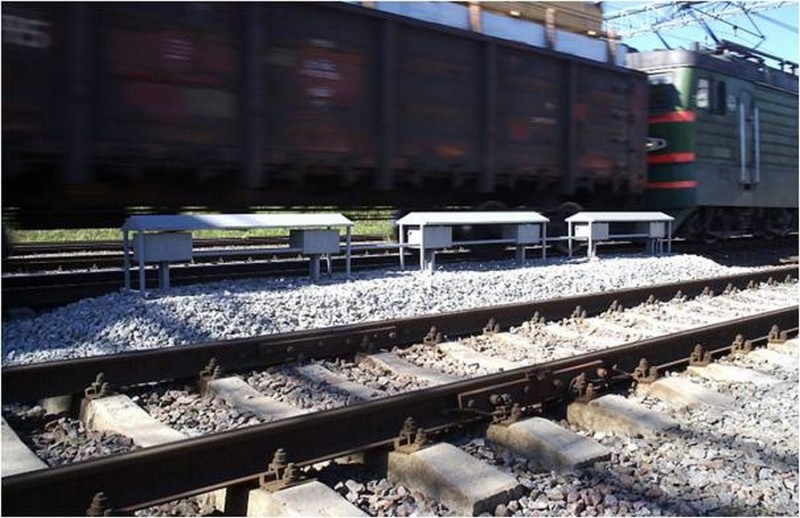 Acoustic control post for technical condition of axlebox units of freight cars in motion