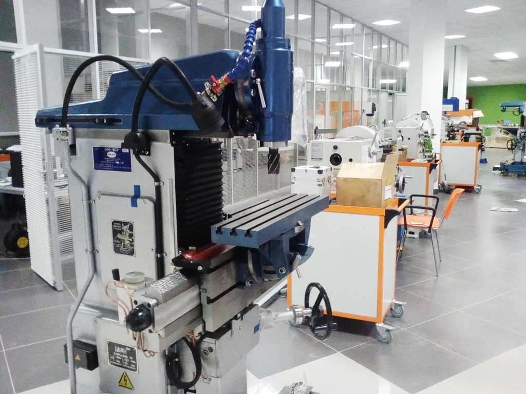 SF676 milling machine