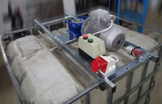 Stirring device with a frame for attaching to a eurocube