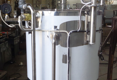 Cheese maker with built-in steam generator with agitator on the outlet arm