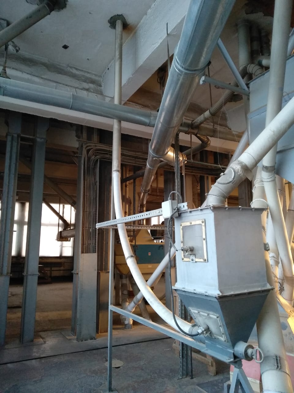 Spiral conveyor with flexible spiral