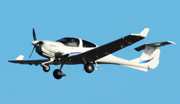 Quadruple single-engine piston aircraft Diamond DA40
