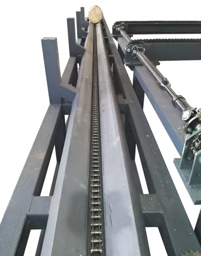 Longitudinal log conveyor with pusher