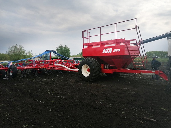 Cultivator with a hopper for applying bulk/granular fertilizers