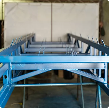 Belt conveyor with flat roller support