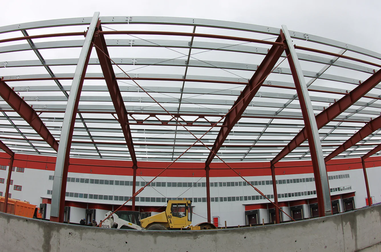 Construction of prefabricated warehouses from metal structures
